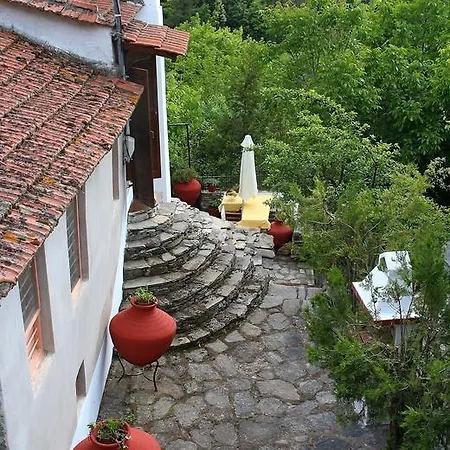 Katoikia Me Ta Pitharia