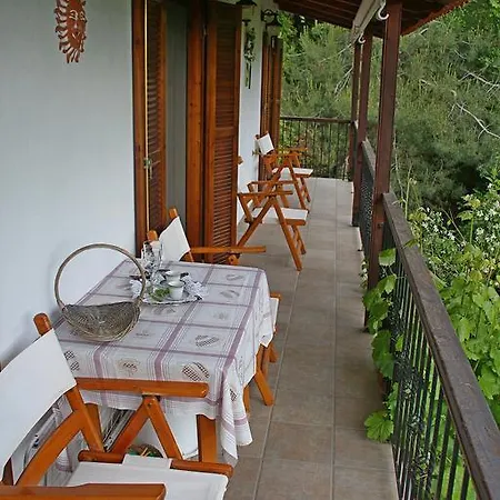 Katoikia Me Ta Pitharia Prínos