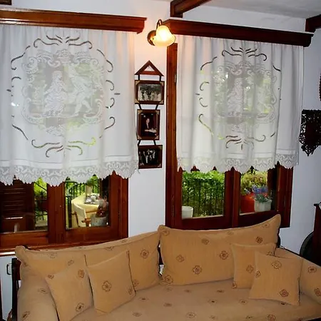 Katoikia Me Ta Pitharia Prínos