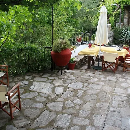 Katoikia Me Ta Pitharia Prínos