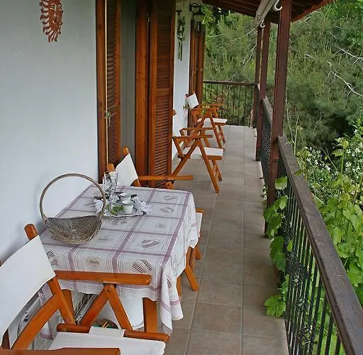 Katoikia Me Ta Pitharia Prínos