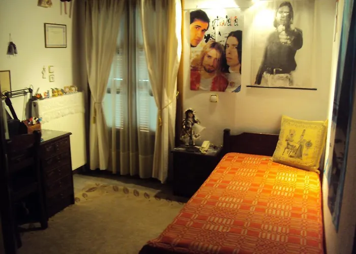 Katoikia Me Ta Pitharia Prínos